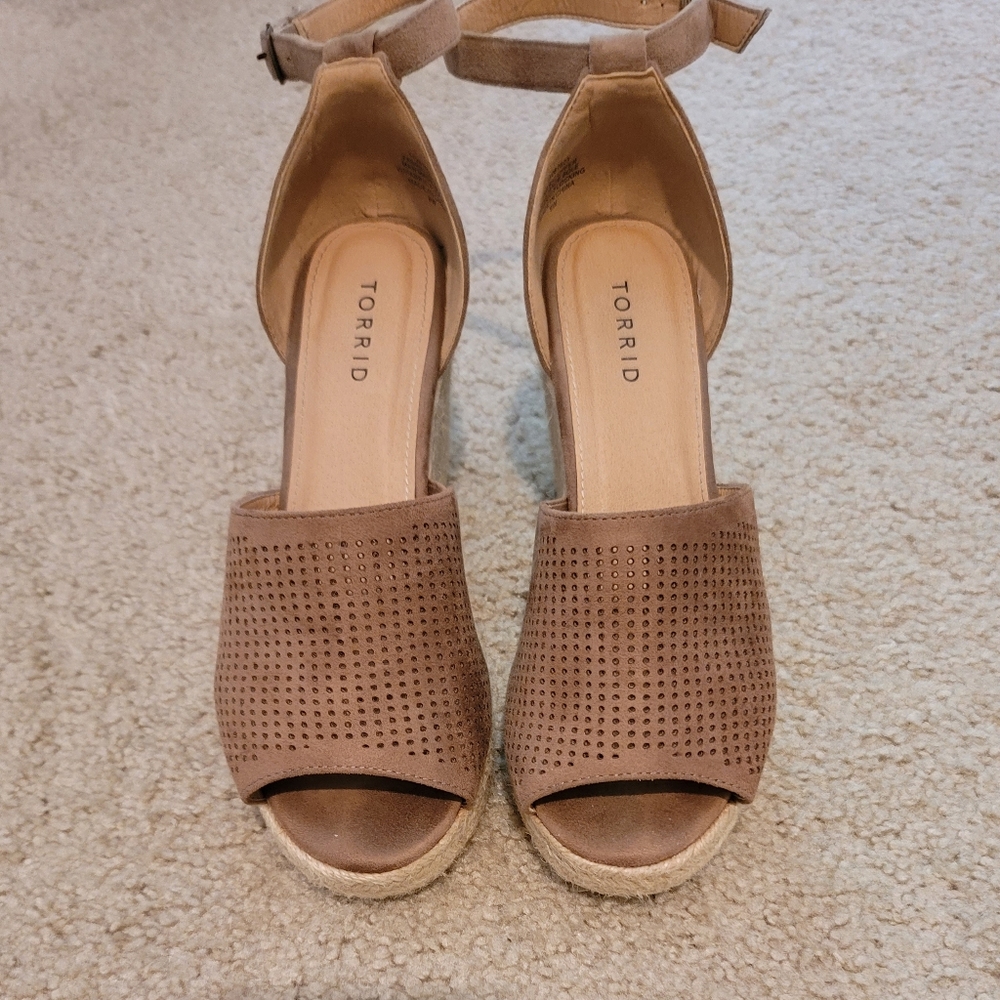 TORRID NUDE ESPADRILLES W REMOVABLE ANKLE STRAP SIZE 9W